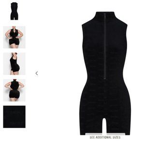 Skims LOGO VELOUR SHORT ONESIE